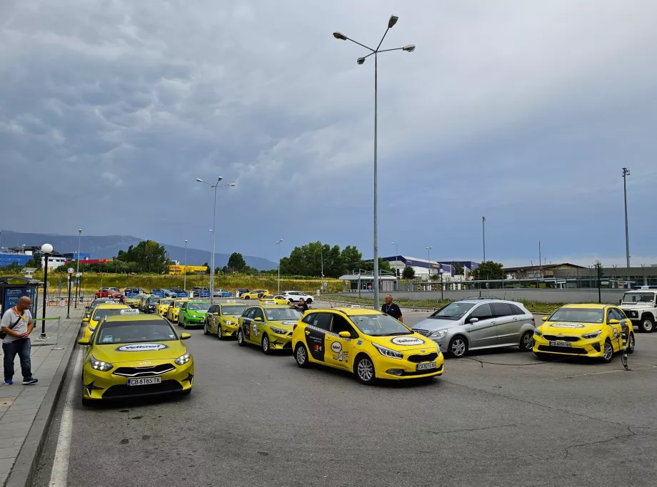 Taksi stendas priešais 2 terminalą