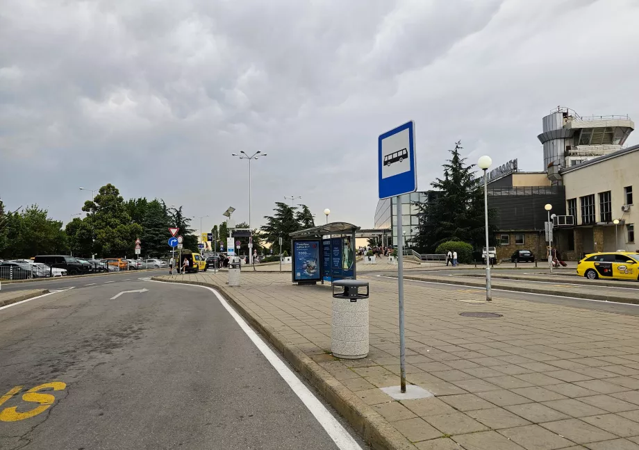 Autobusų stotelė priešais 1 terminalą