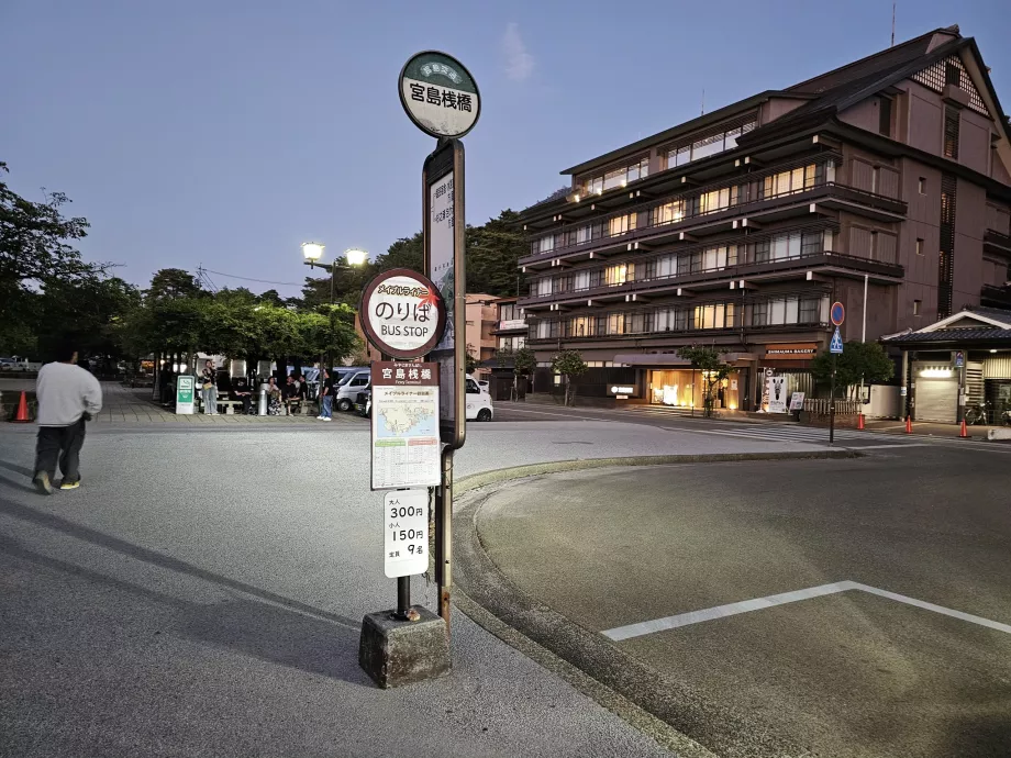 Autobusų stotelė priešais uostą