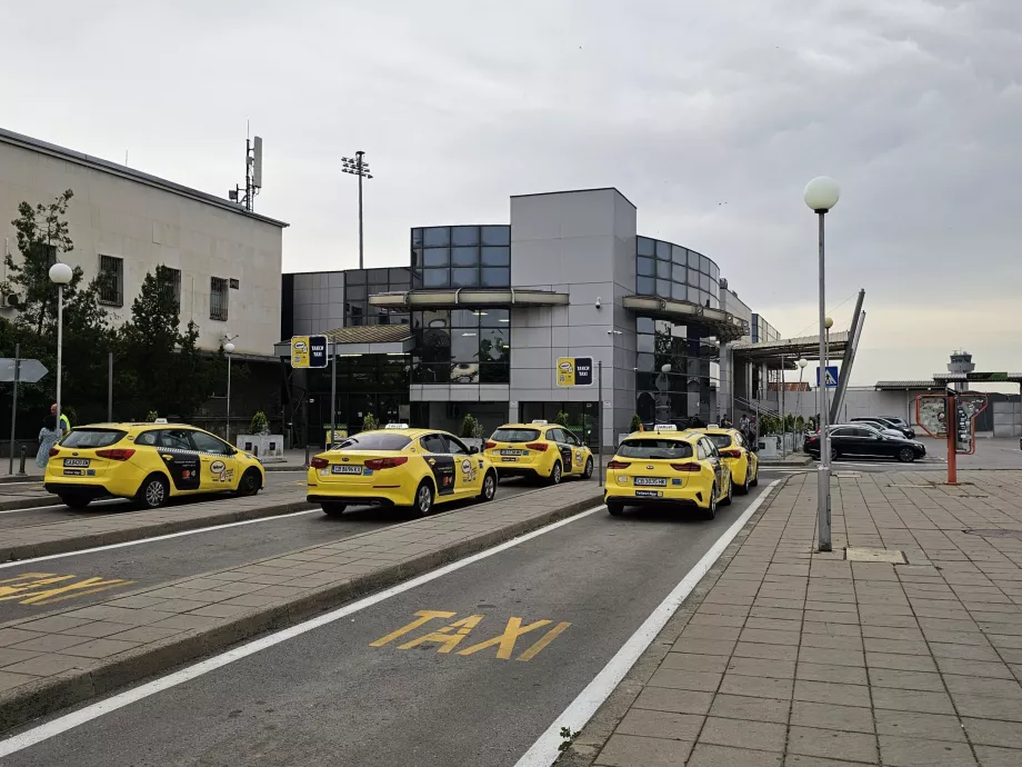 Taksi stendas priešais 1 terminalą