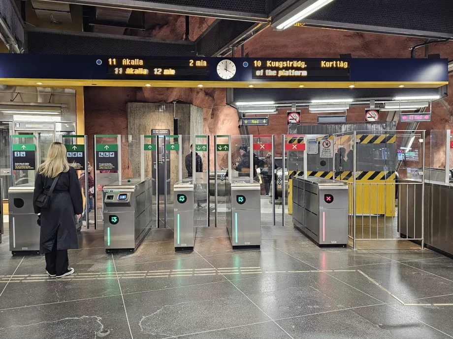 Turniketai prie įėjimo į metro