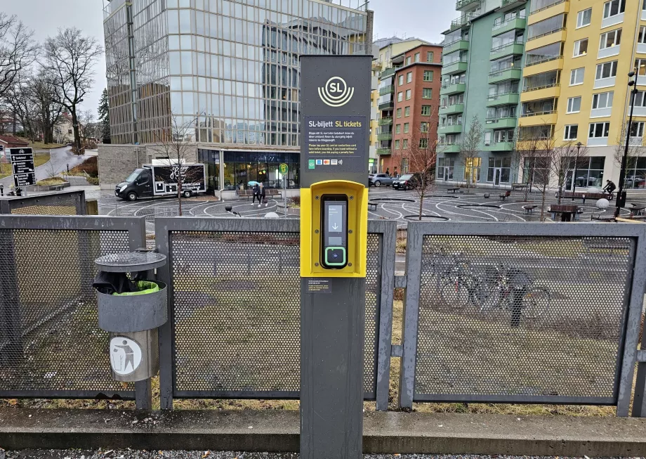 Skaitytojas tramvajaus stotelėje