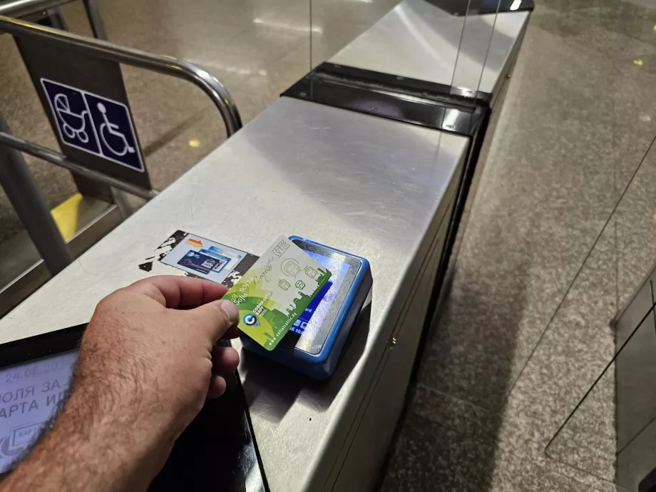 Bilietų ir kortelių skaitytuvas įeinant į metro
