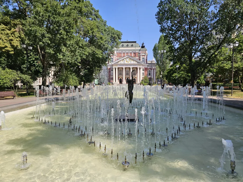Fontanas priešais Ivano Vazovo teatrą