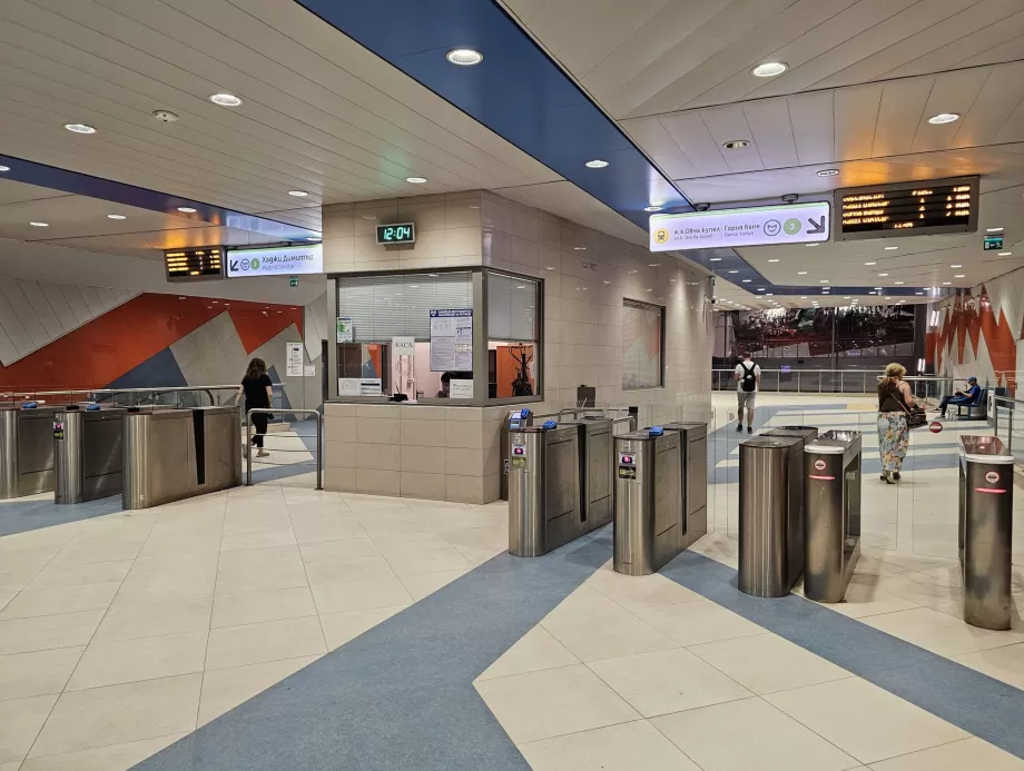 Turniketai ir bilietų kasos, kuriose galima įsigyti Sofijos miesto kortelę, metro