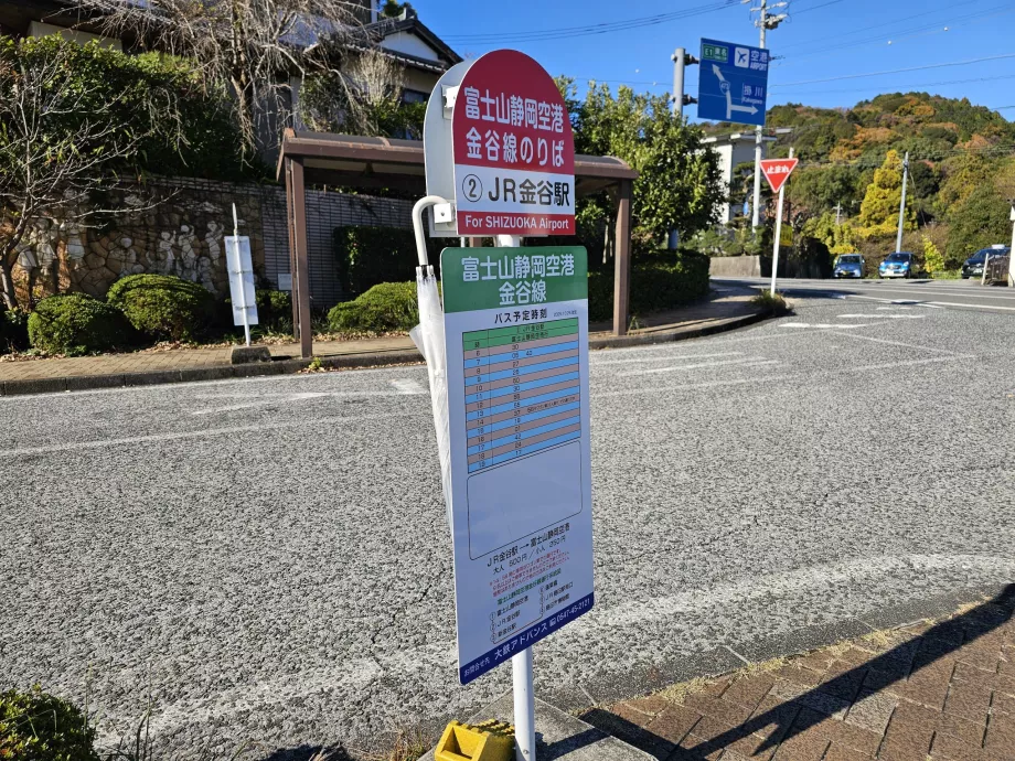 Autobusų stotelė prie traukinio