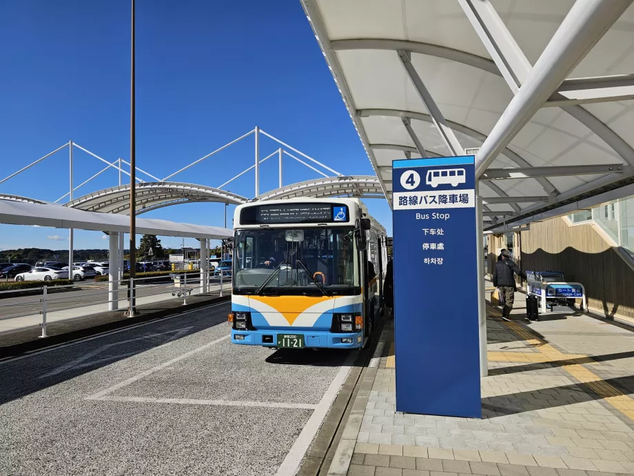 Autobusų stotelė priešais terminalą