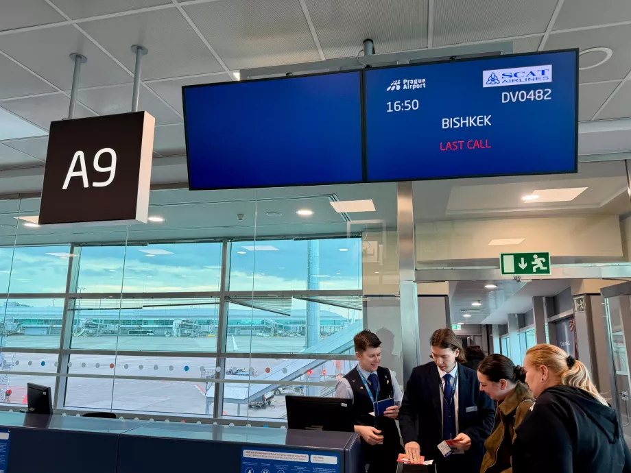 Įlaipinimas į lėktuvą skrydžiui į Sanją per Biškeką