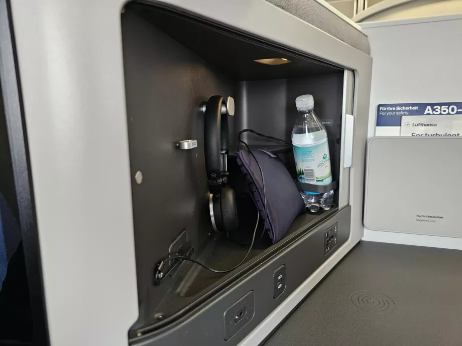 Ausinės, vanduo ir higienos reikmenų rinkinys