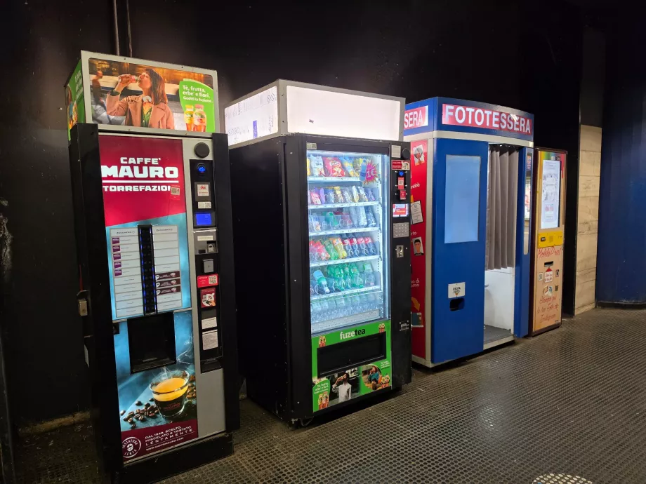 Užkandžių automatai ir nuotraukos metro stotyse