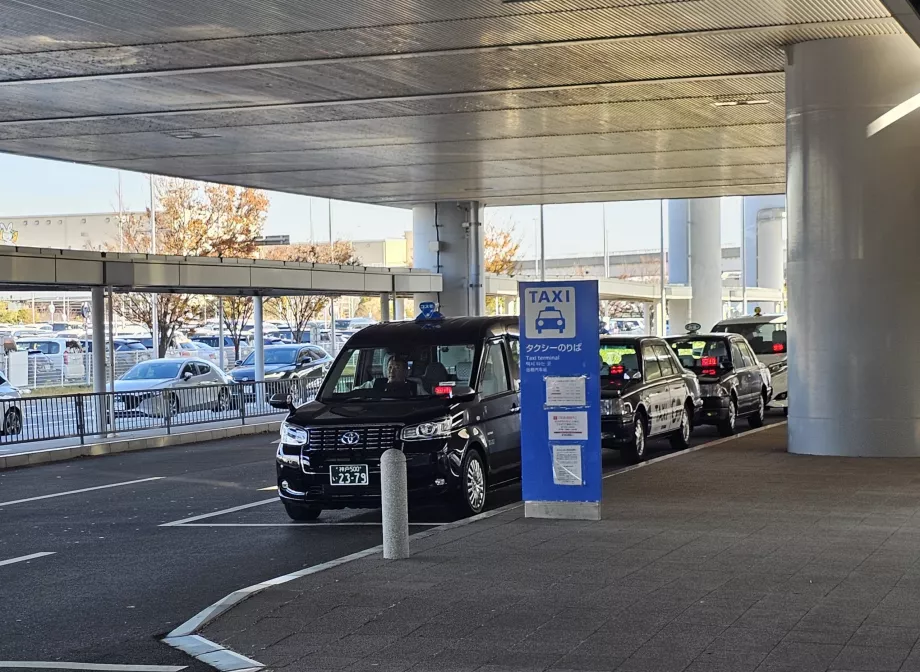 Taksi stendas priešais 1 terminalą