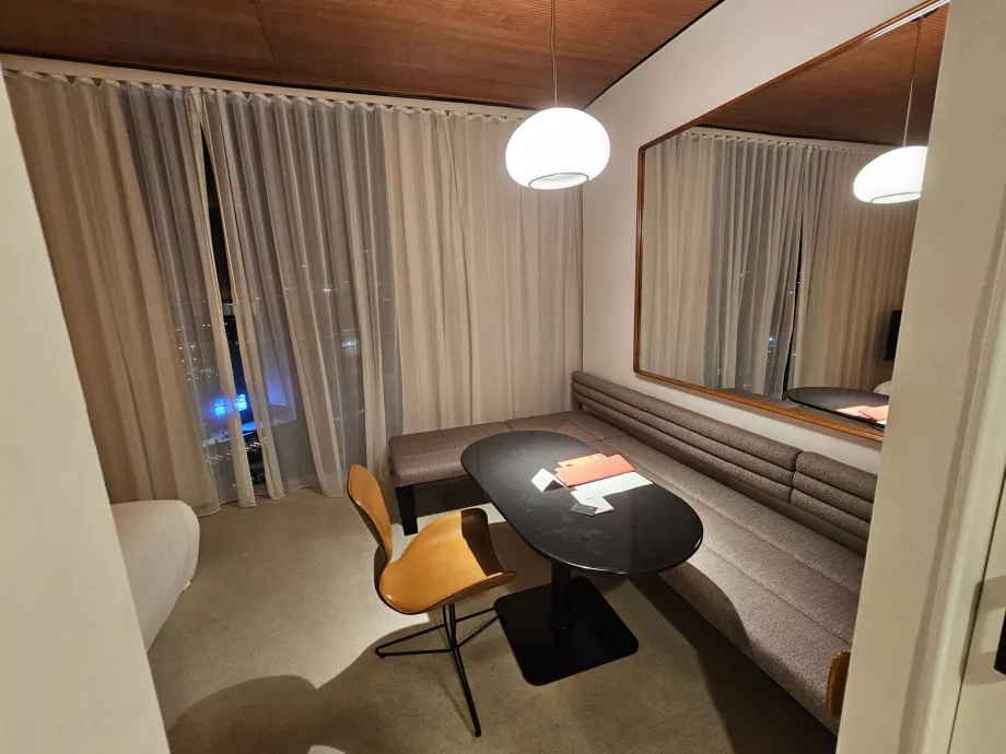 Kambarys, stalas ir sofos