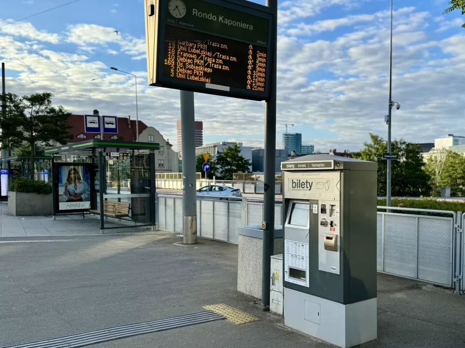 "Rondo Kaponiera" stotelė ir bilietų automatas