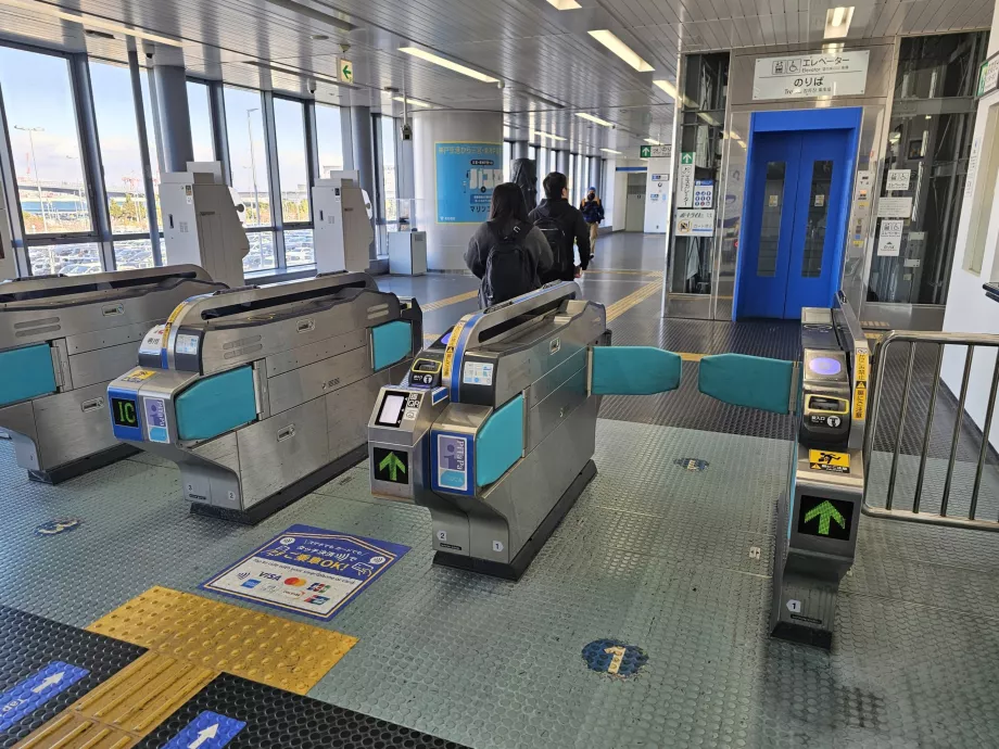 Turniketai prie įėjimo į peroną