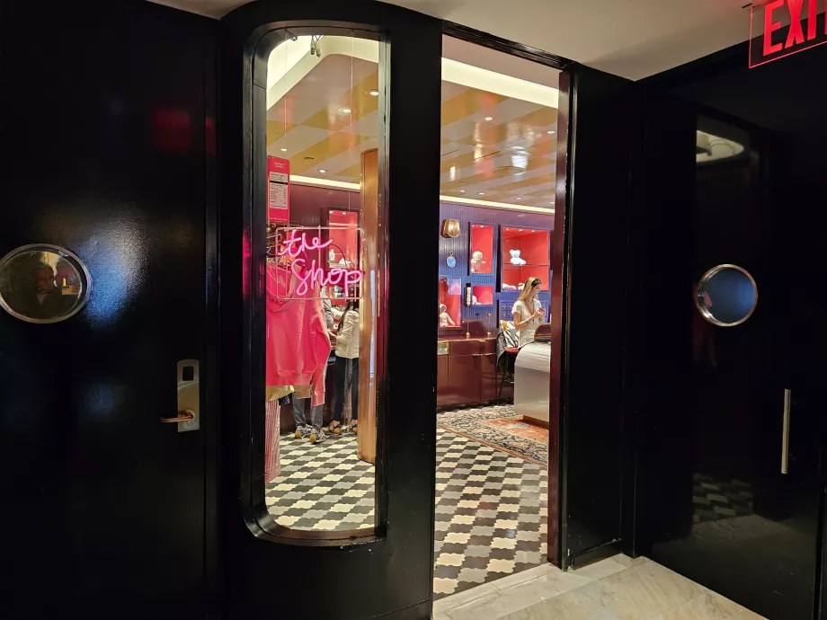 Parduotuvė pirmame viešbučio aukšte