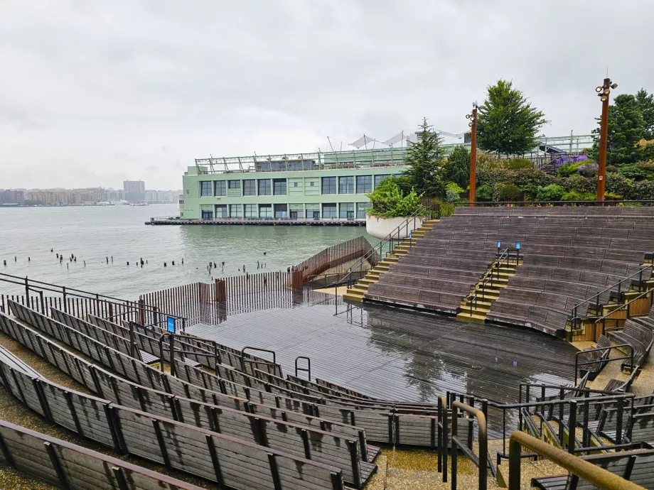 Mažoji sala, amfiteatras