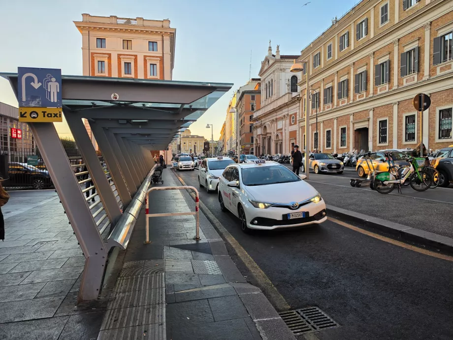 Taksi stendas priešais Roma Termini stotį
