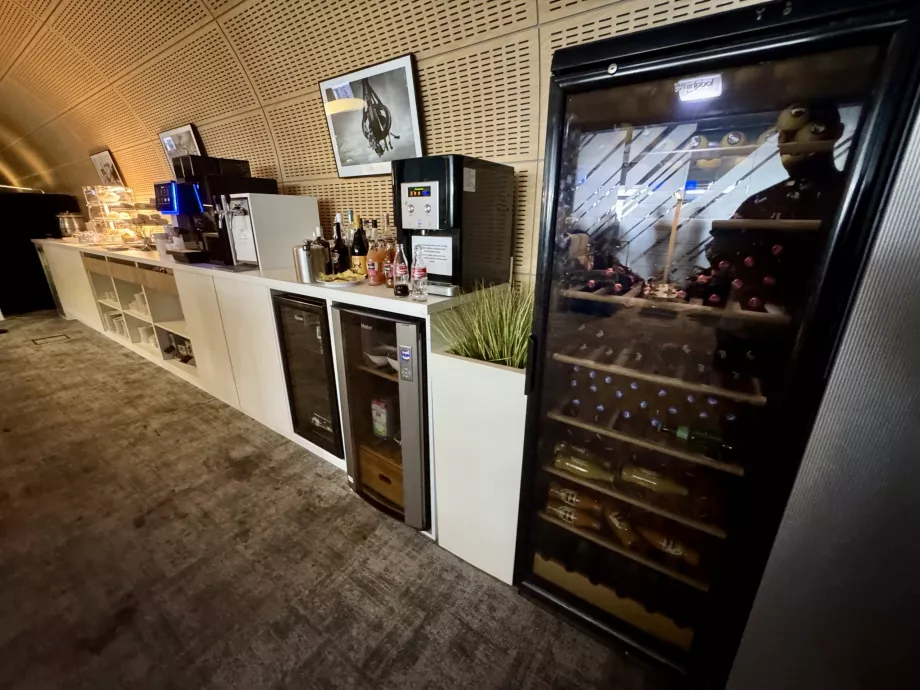 Šaldytuvas su atšaldytais gėrimais