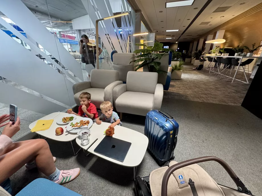 Vaikai vakarieniauja prieš išvykstant