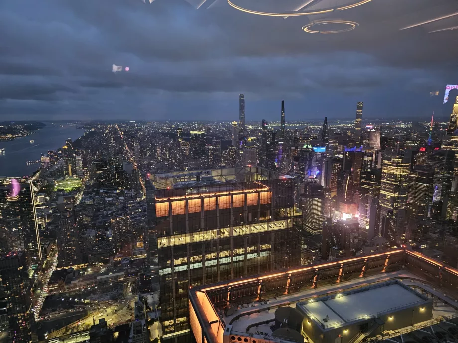 Vaizdas iš vidinės apžvalgos aikštelės "The Edge" dalies