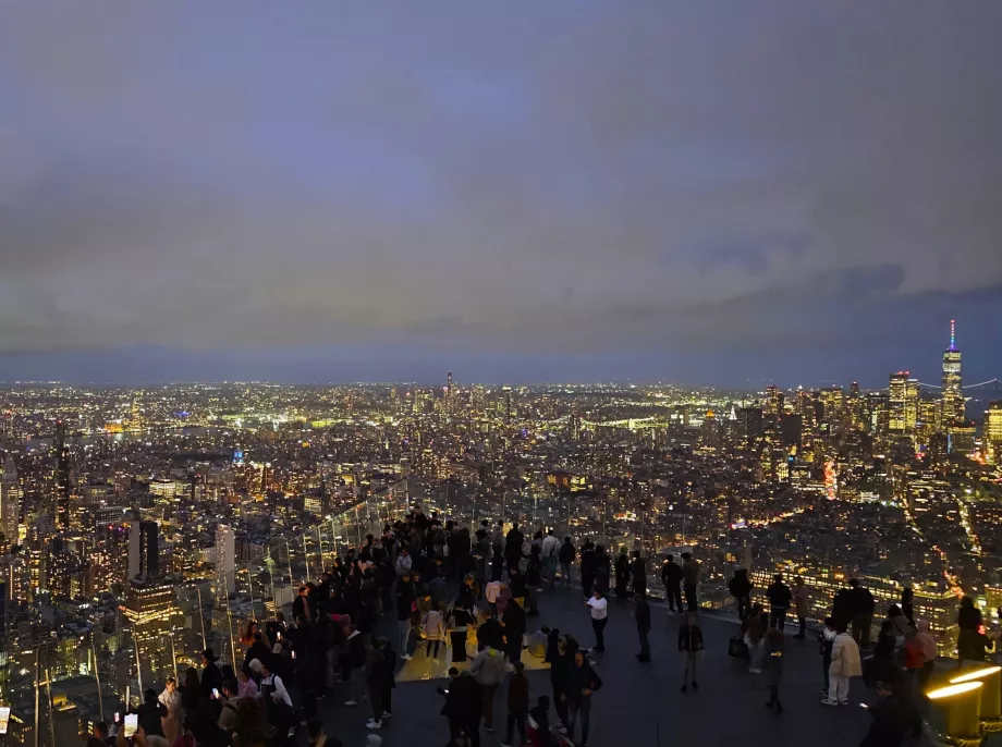 "The Edge" apžvalgos aikštelė naktį