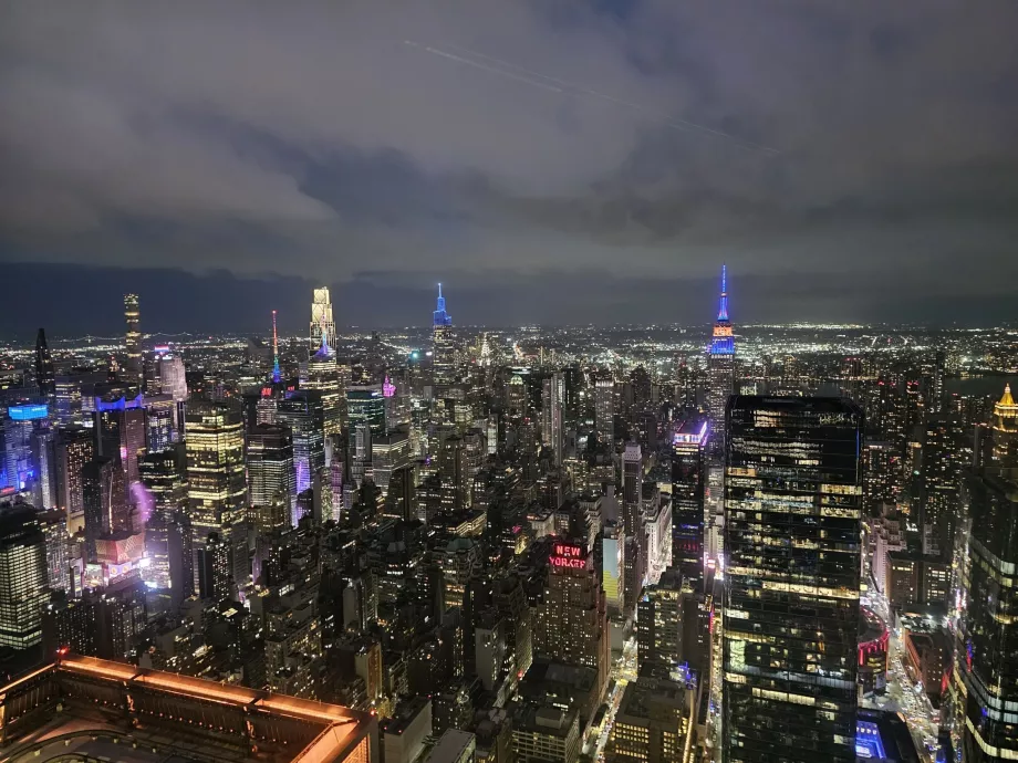 "The Edge" apžvalgos aikštelė naktį