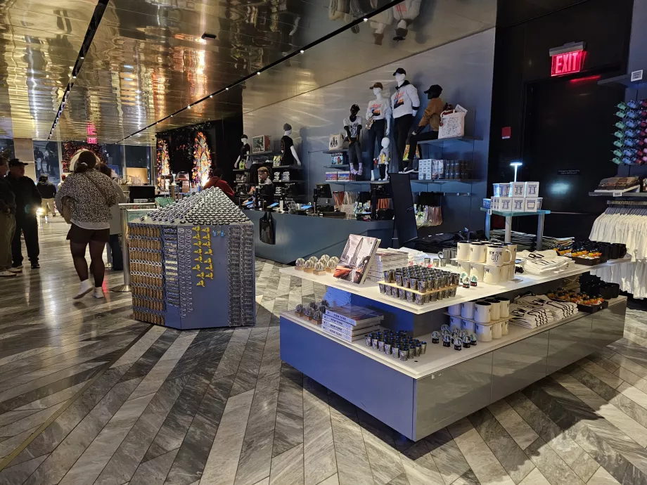 Suvenyrų parduotuvė prie išėjimo iš "The Edge"