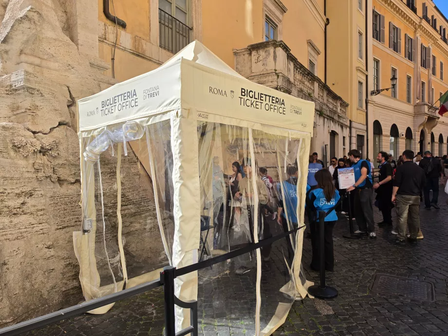 Įėjimas į mokamą Trevi fontano dalį
