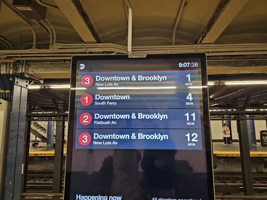 Informaciniai stendai apie metro išvykimą