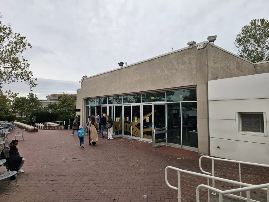 Kavinės muziejuje ir prieplaukoje