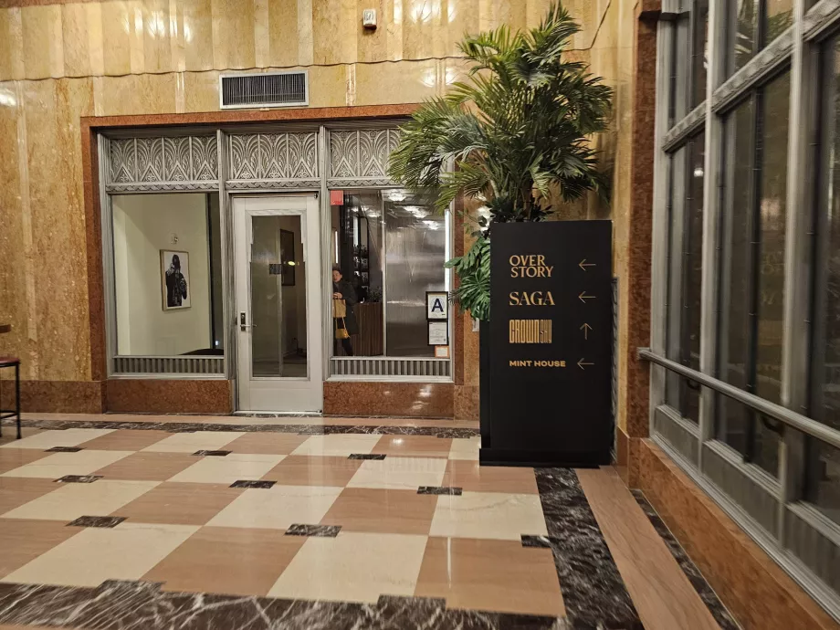 Įėjimas į barą "Overstory