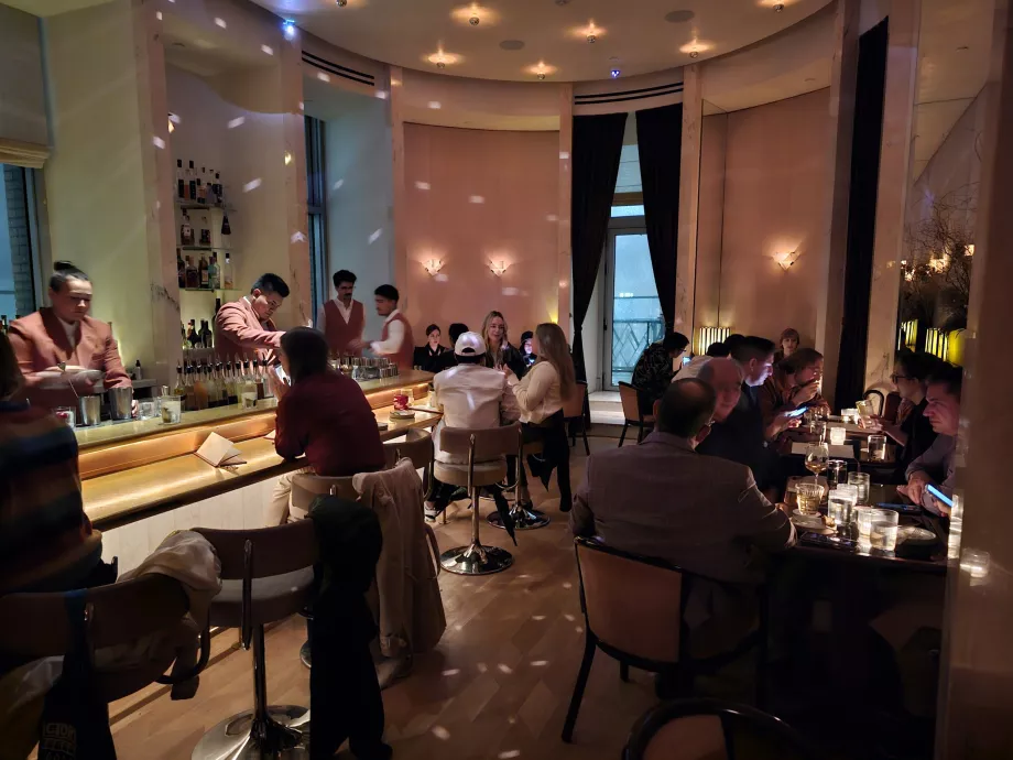 Viršutinio aukšto baro aplinka