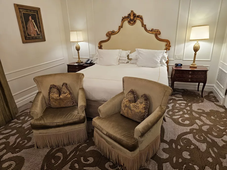 Kambarys - lova ir foteliai