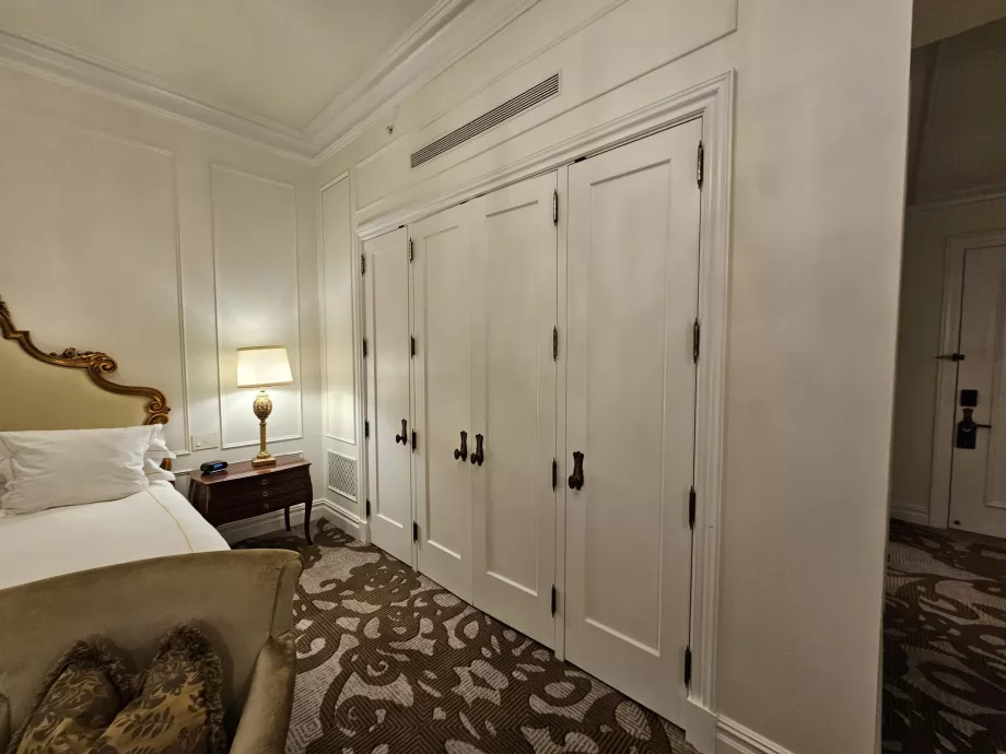 Kambaryje esanti drabužių spinta