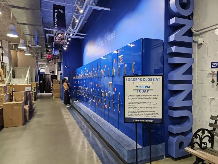 NYRR centras, bėgikų bagažo saugykla
