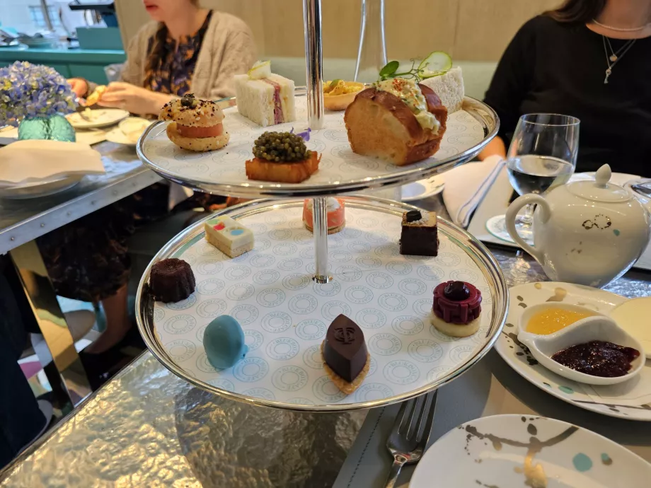 Mėlyna dėžutė, "Tea at Tiffany's