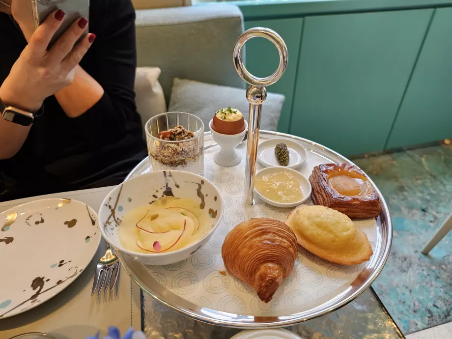 Mėlyna dėžutė, Pusryčiai pas Tifanį