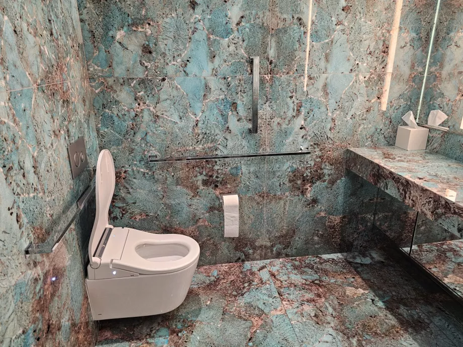 "Tiffany &amp; Co.", marmuriniai tualetai