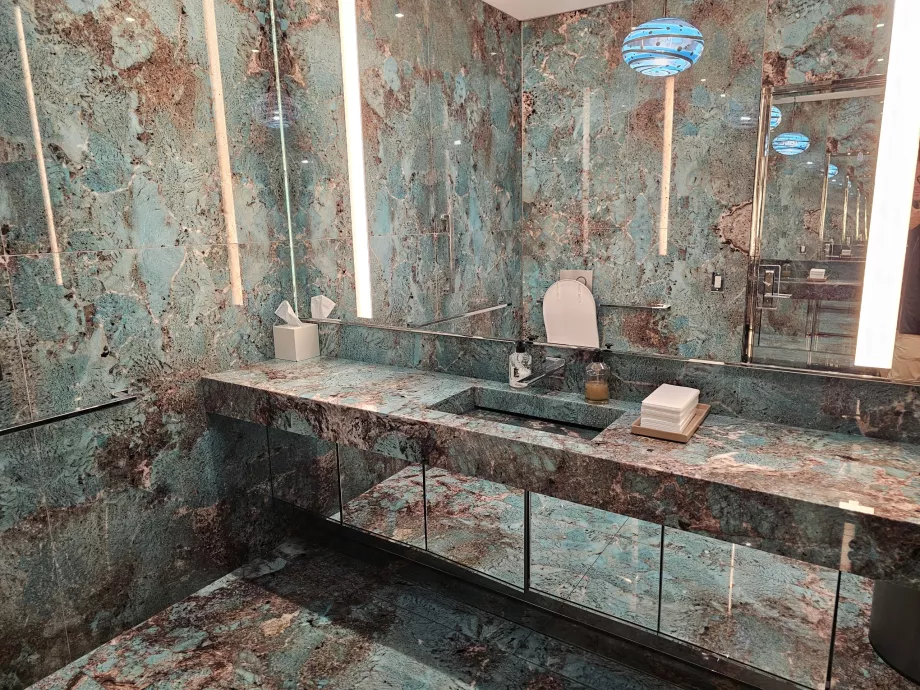 "Tiffany &amp; Co.", marmuriniai tualetai