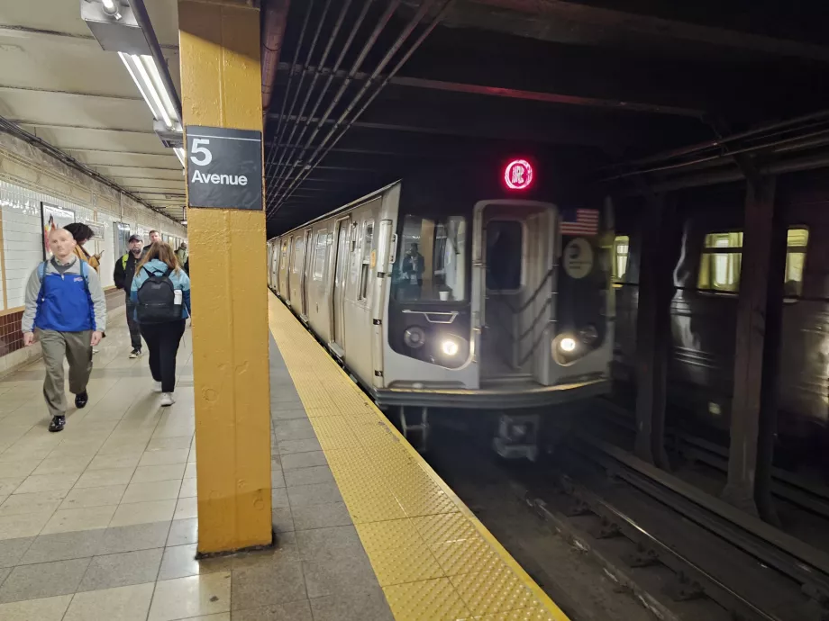 Metro traukinių linija R