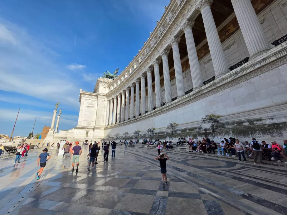 Altare della Patria, dalis nemokamai