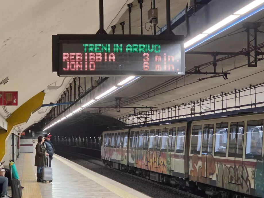 Informaciniai stendai metro