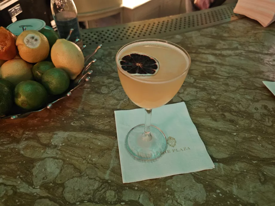 Kokteilis restorane "Palm Court