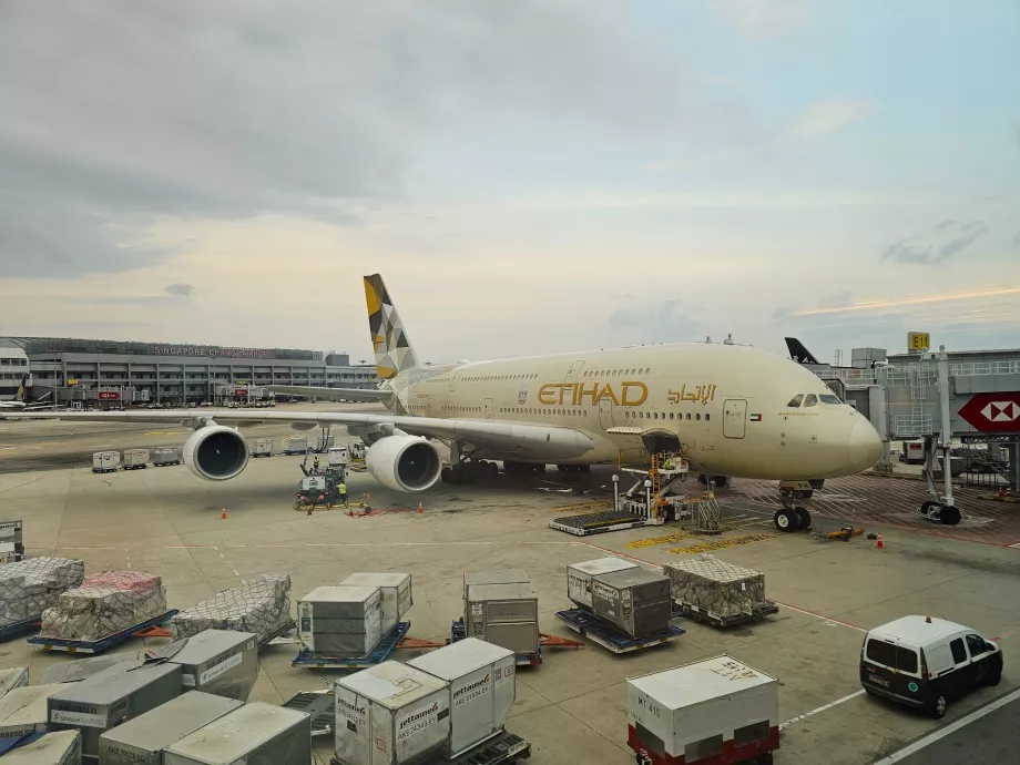 „Airbus A380“ prie vartų Singapūro oro uoste