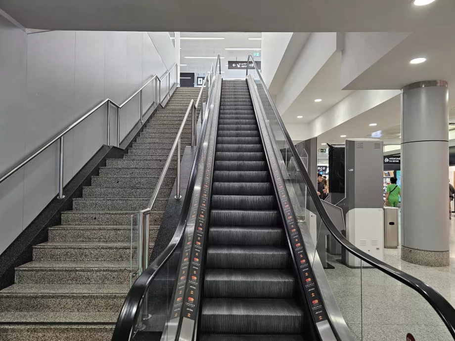 Eskalatorius į maisto kiemelį ir "Mastercard Lounge