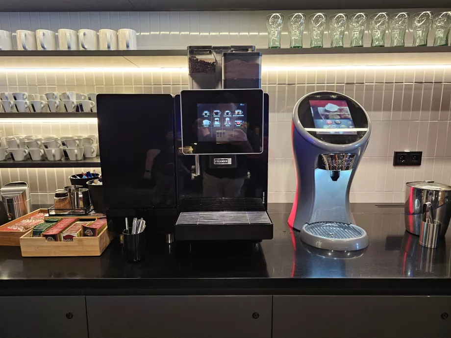 Kavos aparatas ir gaivieji gėrimai iš postmix