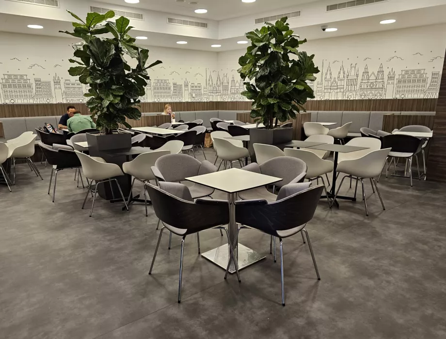 Valgomieji stalai ramioje salono dalyje