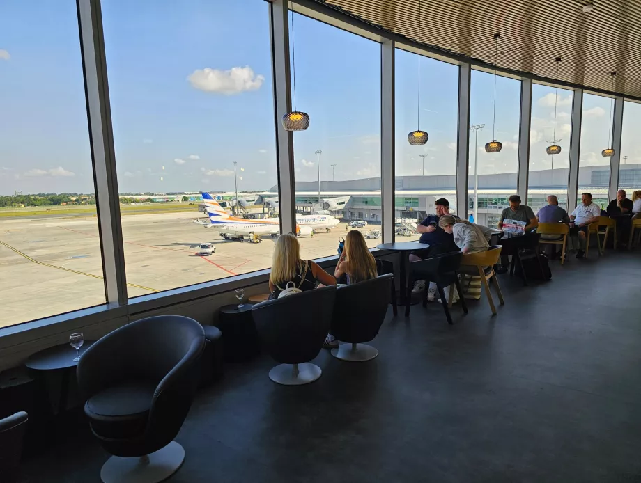 Vaizdas iš salono į oro uosto peroną