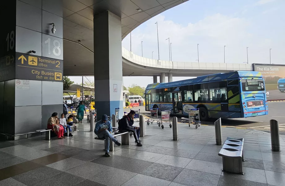 Miesto autobusų stotelė priešais 3 terminalą