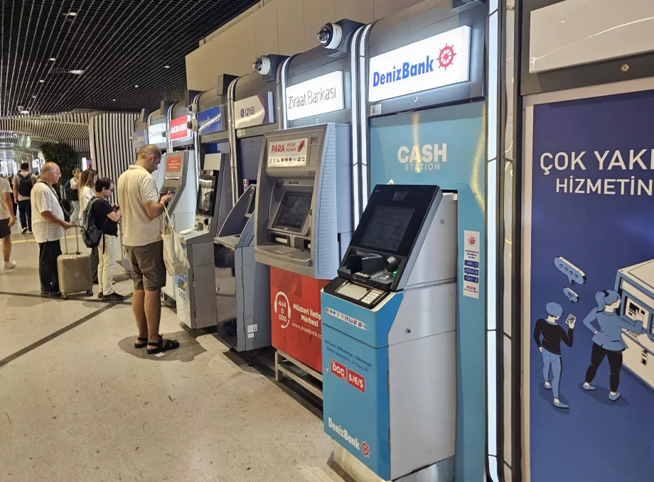 Bankomatai prie įėjimo į metro stotį